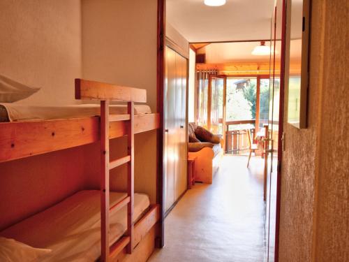 Cette chambre dispose de lits superposés et d'un couloir. dans l'établissement Appartement spacieux au centre de Morzine - Animaux admis - FR-1-524-4, à Morzine