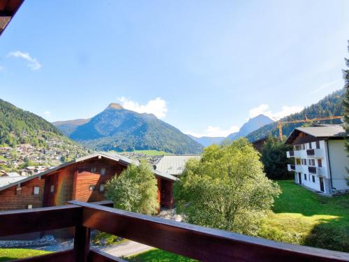 - un balcon offrant une vue sur les montagnes dans l'établissement Appartement spacieux au centre de Morzine - Animaux admis - FR-1-524-4, à Morzine