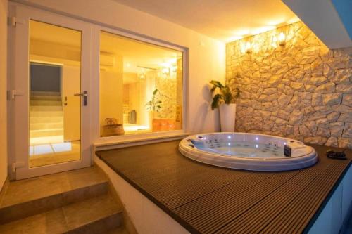 un bagno con una grande vasca su un tavolo di Mediterranean Villa next to Sea a Klek
