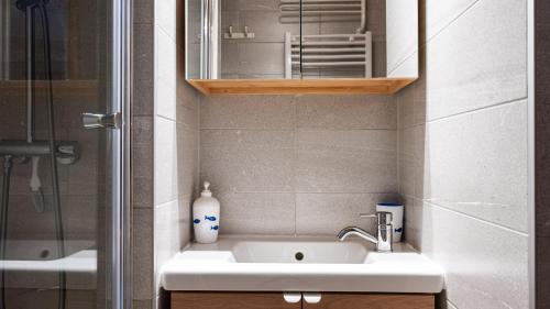 une salle de bain avec un lavabo et une douche dans l'établissement Les Eterlous N35 - 2P4, à Morillon