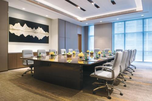 a conference room with a large table and chairs at Crowne Plaza Hangzhou Qiantang - The subway can reach the West Lake scenic area as well as the airport and high-speed rail station, adjacent to Jinsha Lake and Longfor paradise walk in Hangzhou