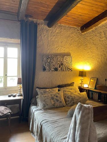 - une chambre avec un lit et un mur jaune dans l'établissement Chez Sophie, à Rosières