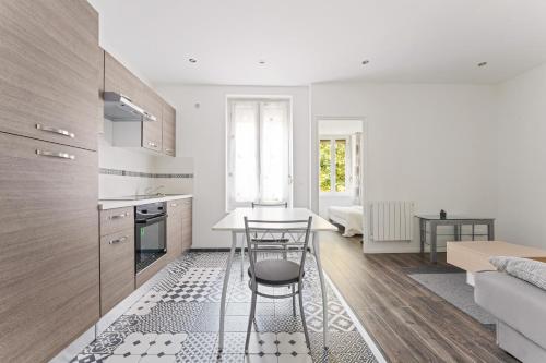une cuisine et un salon avec une table et des chaises dans l'établissement Budget appart avec parking au centre-ville, à Charleville-Mézières