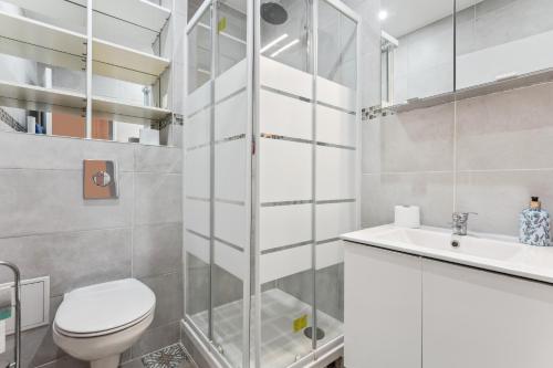une salle de bain blanche avec des toilettes et un lavabo dans l'établissement Budget appart avec parking au centre-ville, à Charleville-Mézières