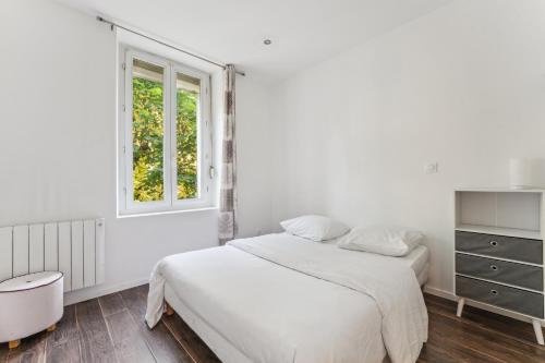 une chambre blanche avec un lit et une fenêtre dans l'établissement Budget appart avec parking au centre-ville, à Charleville-Mézières