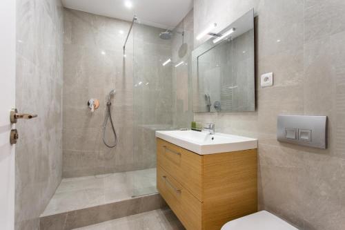 une salle de bain avec une douche, un lavabo et des toilettes dans l'établissement CIA - Bassins de Bastille, à Paris