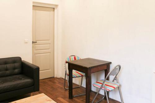 une pièce avec une table, des chaises et un canapé dans l'établissement Nice T3 with Wifi at the gates of Paris, à Saint-Ouen