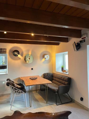 a living room with a couch and a table at HAPPYNEST im Altmühltal in Altmannstein