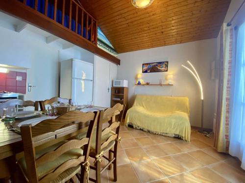 une salle à manger avec une table et des chaises et une salle à manger dans l'établissement Appartement 2 pièces 4 couchages Dolus d'Oléron DDO000-085, à Dolus-d'Oléron