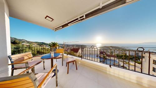 Luxus App RUBIN mit Traumblick Pool Balkon Lift