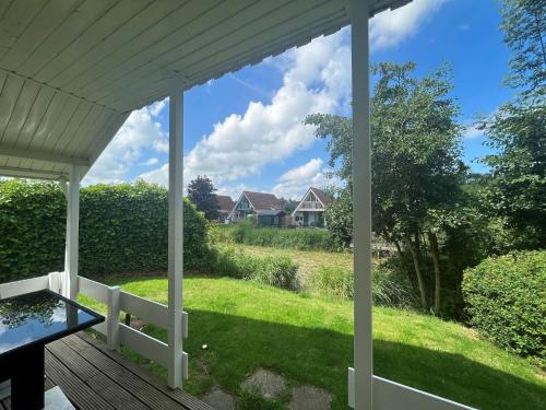 Taman di luar Vakantiehuis bij Lauwersmeer