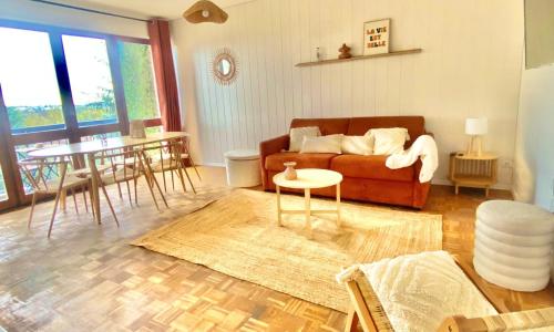 un salon avec un canapé et une table dans l'établissement 6-people top floor appart, calm, metro, à Toulouse