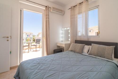 Una cama o camas en una habitación de Kalamaki Court, Villa Clelia, 2 Bedrooms