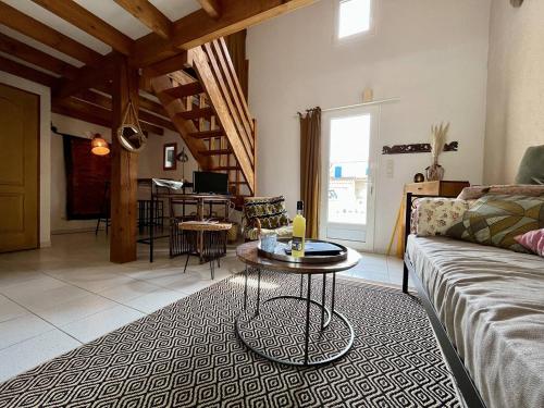 un salon avec un canapé et une table dans l'établissement Maison 2 pièces avec mezzanine 4 couchages Dolus d'Oléron DDO000-030, à Dolus-d'Oléron