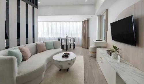 a living room with a white couch and a table at Hotel Holitel in Parit