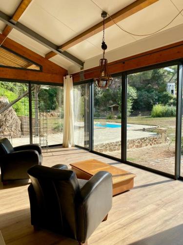 - un salon avec des portes en verre et une table dans l'établissement Luxury Villa Cleopatra, private pool in heart of nature for 2 people, à Quarante