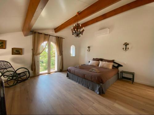 une chambre avec un lit et une grande fenêtre dans l'établissement Luxury Villa Cleopatra, private pool in heart of nature for 2 people, à Quarante