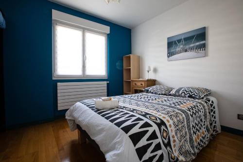 Schlafzimmer mit blauen Wänden und einem Bett mit Zebramuster in der Unterkunft Rare Maison moderne proche centre avec jardin parking gratuit in Colmar
