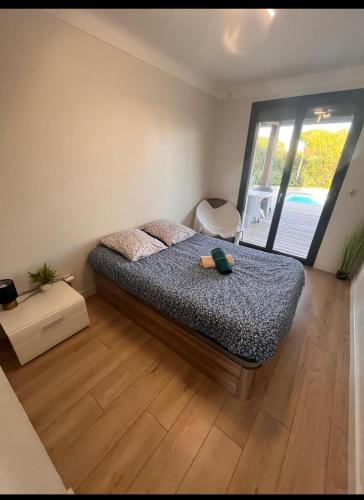 une chambre avec un lit et une grande fenêtre dans l'établissement Bel appartement avec piscine privative à 150m de la plage 6 couchages, au Barcarès