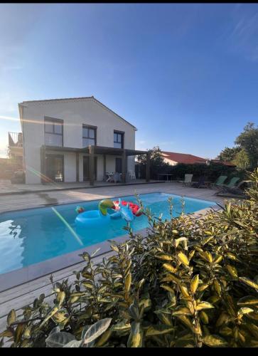 une piscine devant une maison dans l'établissement Bel appartement avec piscine privative à 150m de la plage 6 couchages, au Barcarès