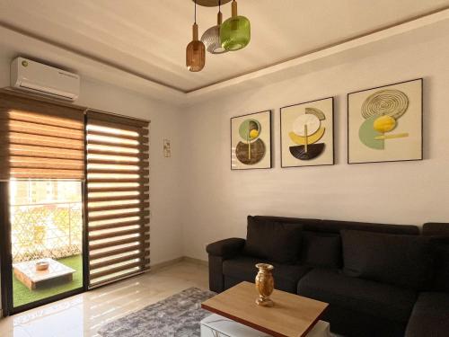 a living room with a couch and a table at Résidence Atlantis F2 avec balcon vue sur mer in Dakar