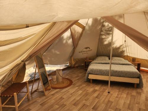 Giường trong phòng chung tại Tipi Tom