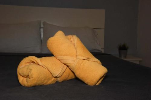 a towel animal is laying on a bed at Hostel Gato Colonial in Santo Domingo