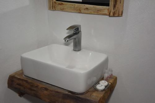 a white sink with a faucet in a bathroom at Hostel Gato Colonial in Santo Domingo