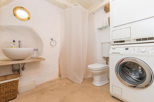 y baño con lavadora y lavamanos. en Peti Apartment, en Dubrovnik
