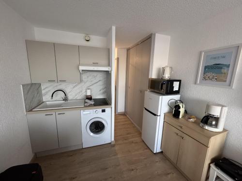Il comprend une petite cuisine équipée d'un lave-linge et d'un four micro-ondes. dans l'établissement Sete, Studio en bord de mer avec terrasse, à Sète