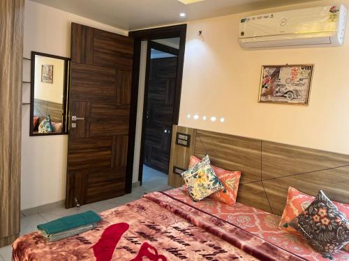 a bedroom with a bed with a wooden headboard at Modern Luxury Deecon Valley 2BHK Flats 3Double Beds with Terrace View Tapovan Rishikesh in Rishīkesh