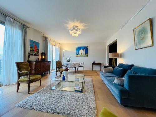 un salon avec un canapé bleu et une table dans l'établissement Casa Quinconce, à Angers