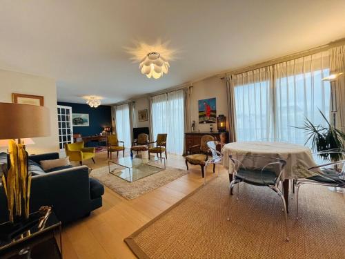 un salon avec un canapé et une table dans l'établissement Casa Quinconce, à Angers