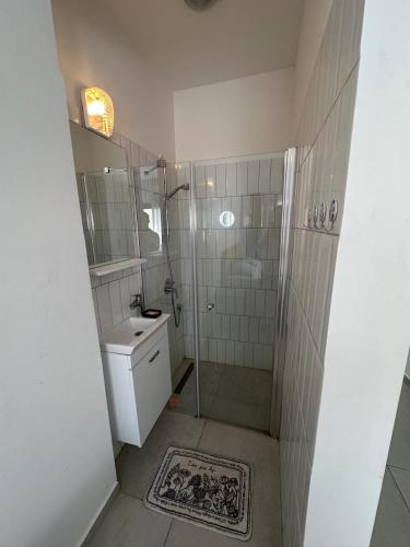 Koupelna v ubytování Sunny 1 Bedroom Apartment with Private Terrace Kalogrea