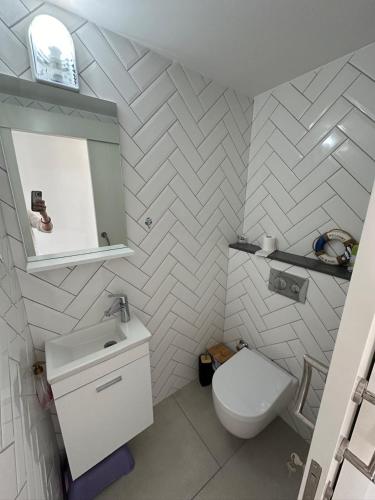 Koupelna v ubytování Sunny 1 Bedroom Apartment with Private Terrace Kalogrea