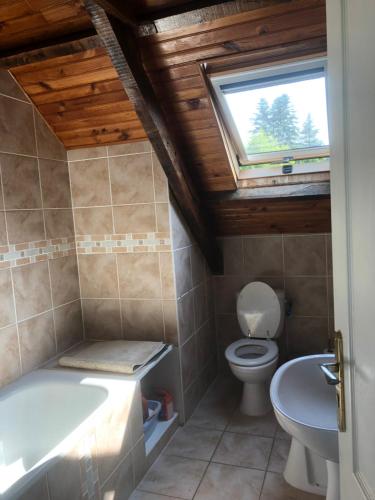 Ένα μπάνιο στο Farmyard at Kerespars, 3 Houses, Sleeps 30 with pool