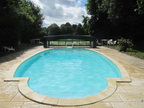 une grande piscine bleue avec un gazebo dans l'établissement Farmyard at Kerespars, 3 Houses, Sleeps 30 with pool, à Leuhan