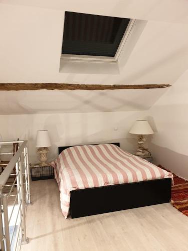 une chambre avec un lit et deux lampes et une fenêtre dans l'établissement La Grange des Tilleuls, à Lantenay