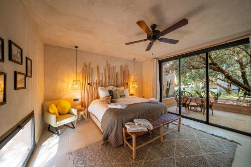 Postel nebo postele na pokoji v ubytování Jardin Sakina - Chambre d'hôtes