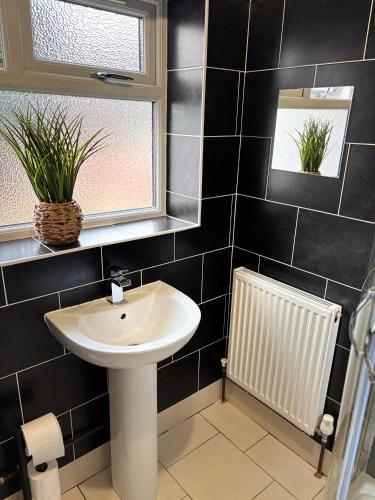 Ένα μπάνιο στο Spacious House in Coventry
