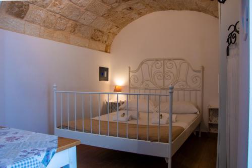 una camera da letto con un letto in una stanza di Sogni in Volta a Monopoli