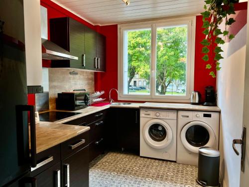 une cuisine avec une machine à laver et une fenêtre dans l'établissement Appartement central proche Base Navale et Siam, à Brest
