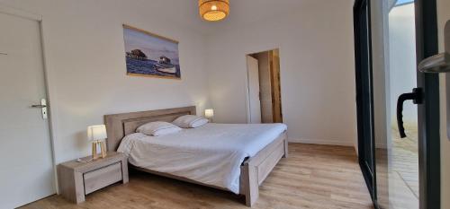 une chambre avec un lit avec deux oreillers dessus dans l'établissement Villa idéalement située sur Arès, à Arès