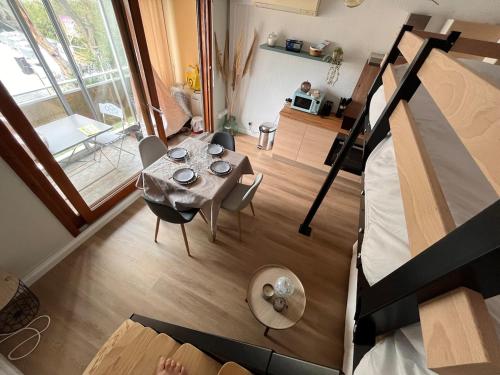 d'un salon avec une table. dans l'établissement Studio moderne et cosy, à Canet