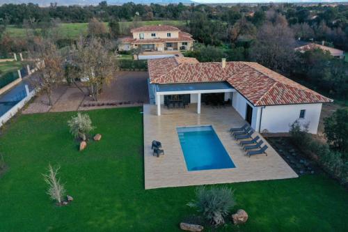 une vue aérienne d'une maison avec piscine dans l'établissement Casa Culomba, à Morta