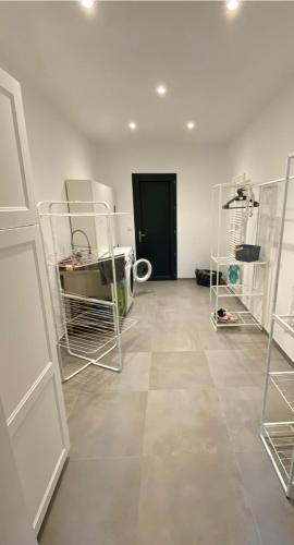 Cette chambre est dotée de murs blancs et d'une porte noire. dans l'établissement Casa Culomba, à Morta