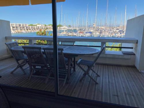 d'une table et de chaises sur un balcon avec vue sur le port. dans l'établissement Marina, au Grau-du-Roi