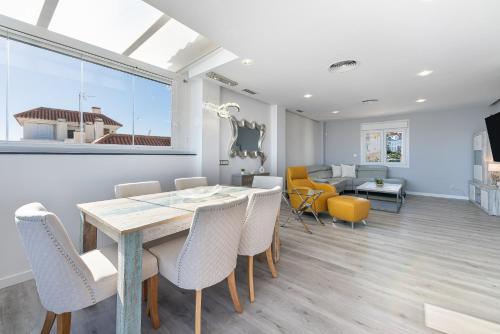 Puerto Benalmádena and Carihuela, Attic Views with pool, Parking, terrace