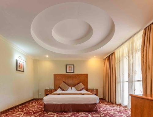 Łóżko lub łóżka w pokoju w obiekcie Mbale Resort Hotel