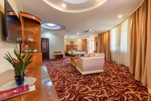 Telewizja i/lub zestaw kina domowego w obiekcie Mbale Resort Hotel